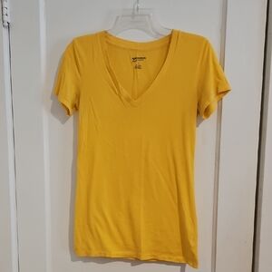 Arizona Jean Company Women's Bright Yellow V-Neck Tee Size Small
